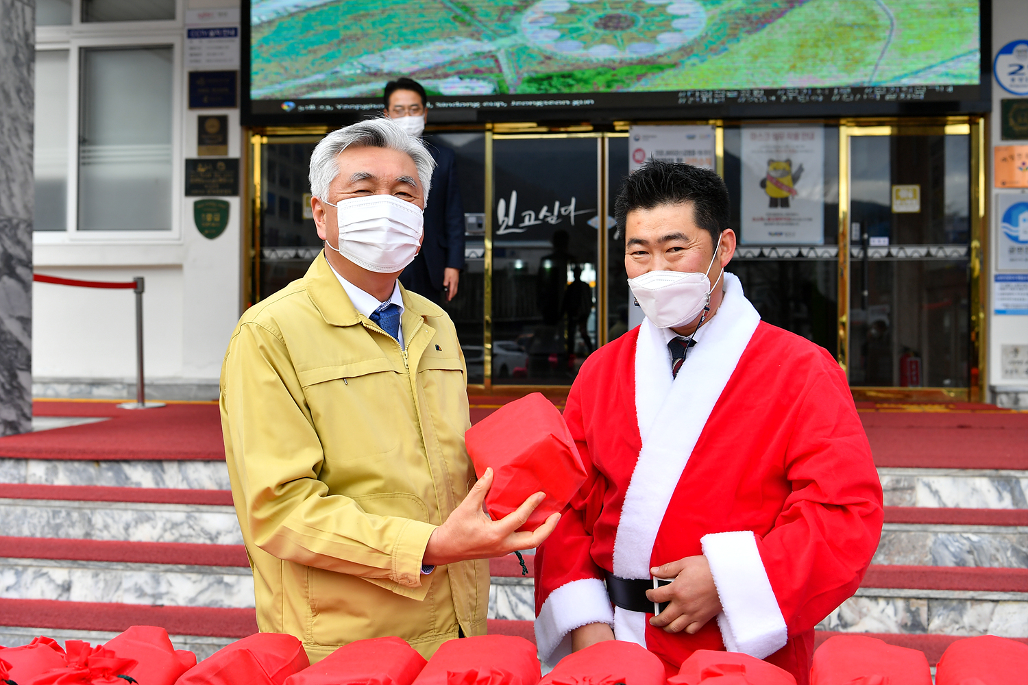 현장스케치(2020년 이전) - 아라리종합상사 사랑의 간식꾸러미 전달 상세화면 | 정선열린군수실 > 일하는 정선군수 > 현장스케치(2020년 이전)